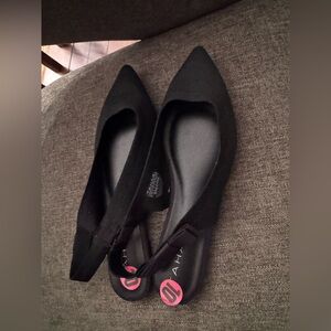 NWOT TAHARI Women Black Slingback Flats